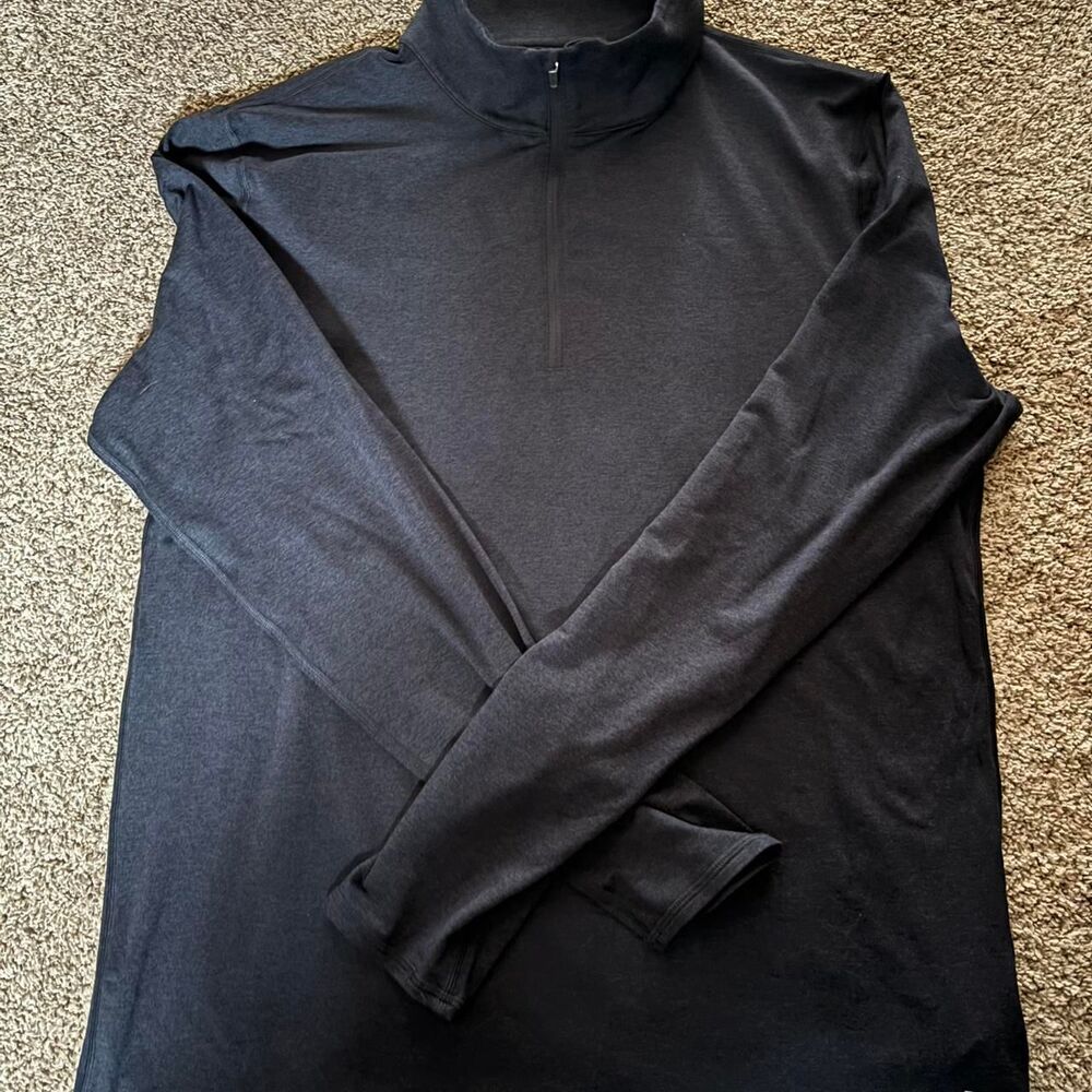 Vuori Men's Black and Navy Top